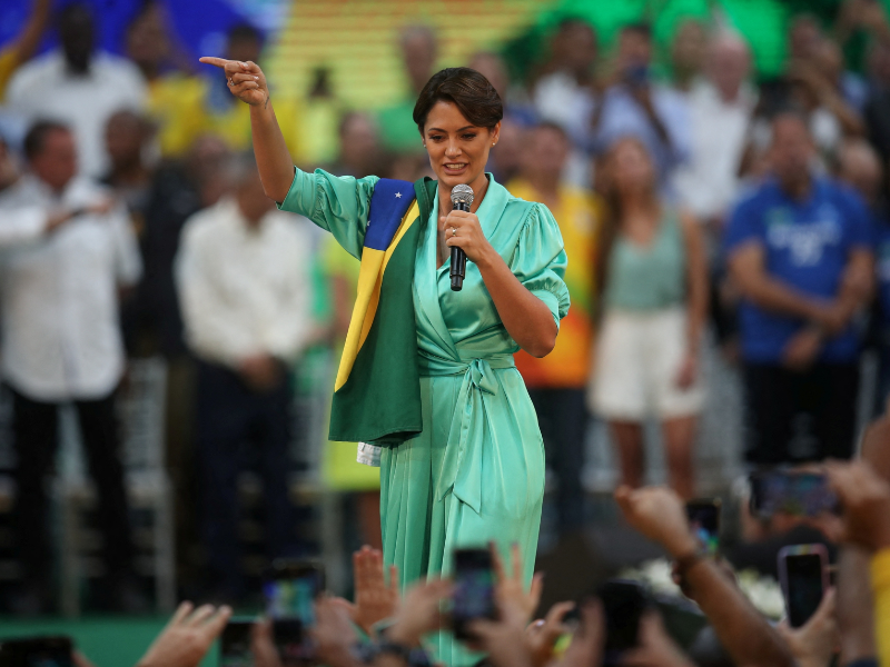 Michelle Bolsonaro tenta fugir do escândalo das joias milionárias